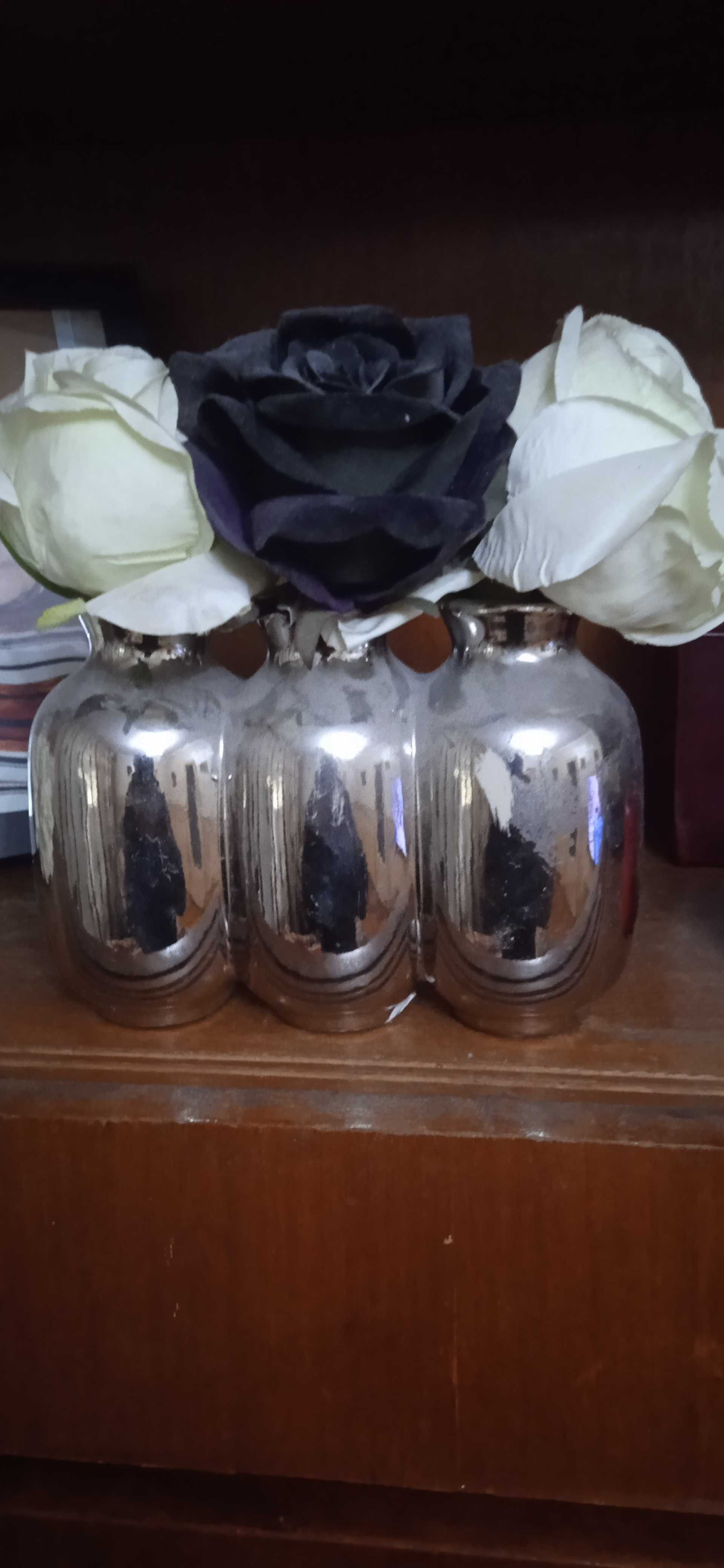 Сребърна ваза тройка с изкуствени рози