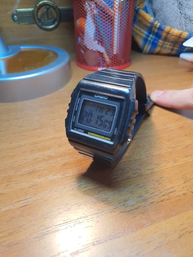 Продам электронные оригинальные часы Casio