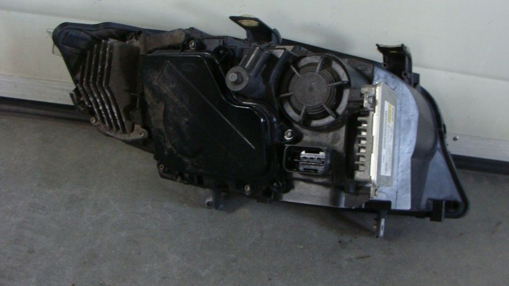 Bmw E90 E91 far bixenon stanga dreapta faruri led xenon lci