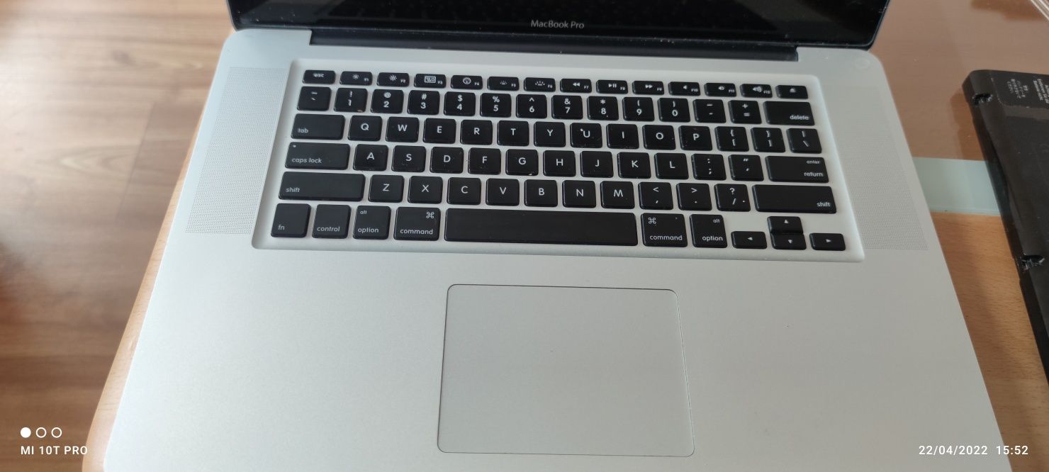 Vand MacBook Pro  (este funcțional lipsește acumulatorul )