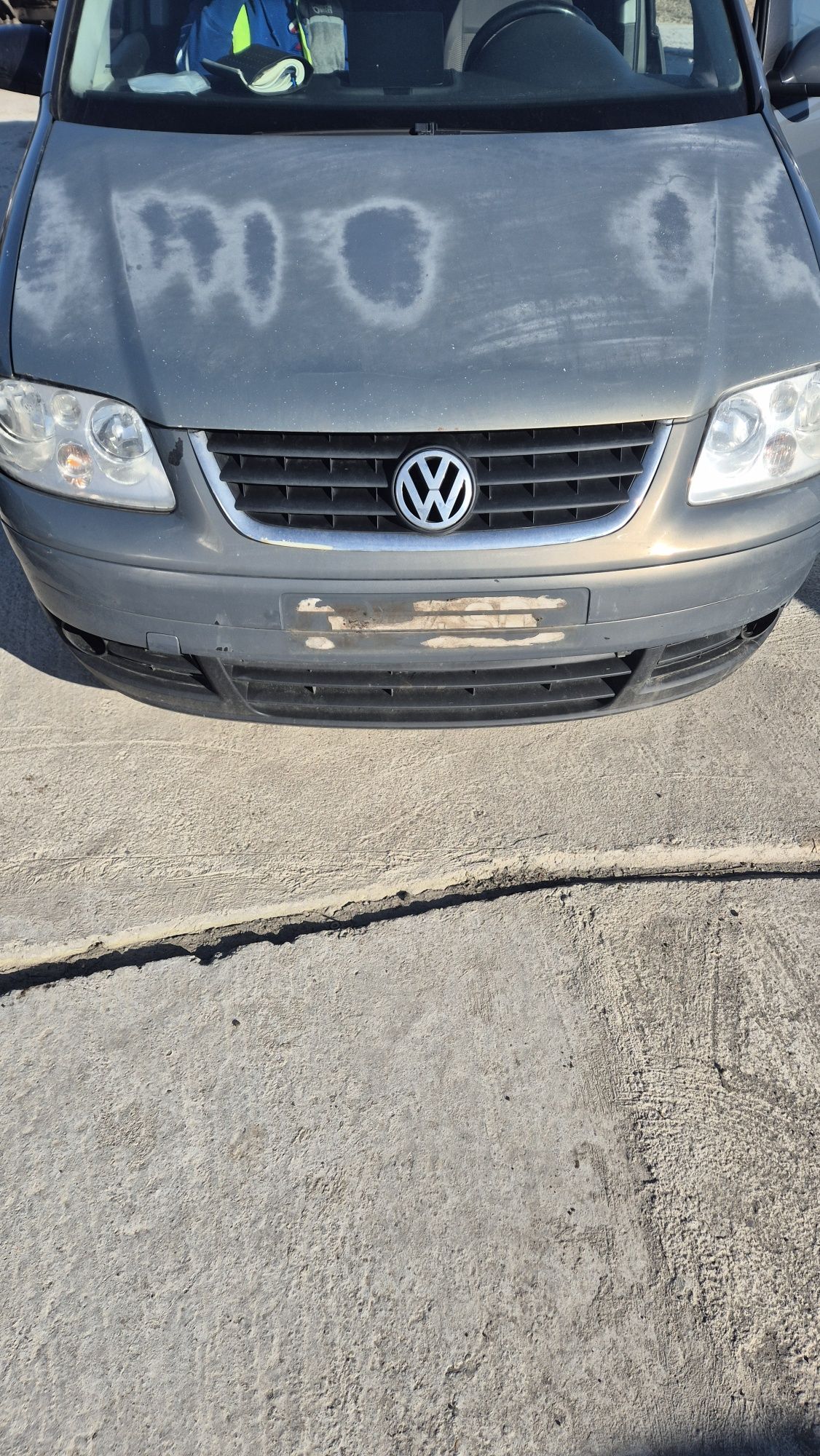 Bara fata vw touran.