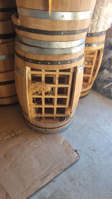 Butoi din lemn de stejar cu suport pentru sticle de vin