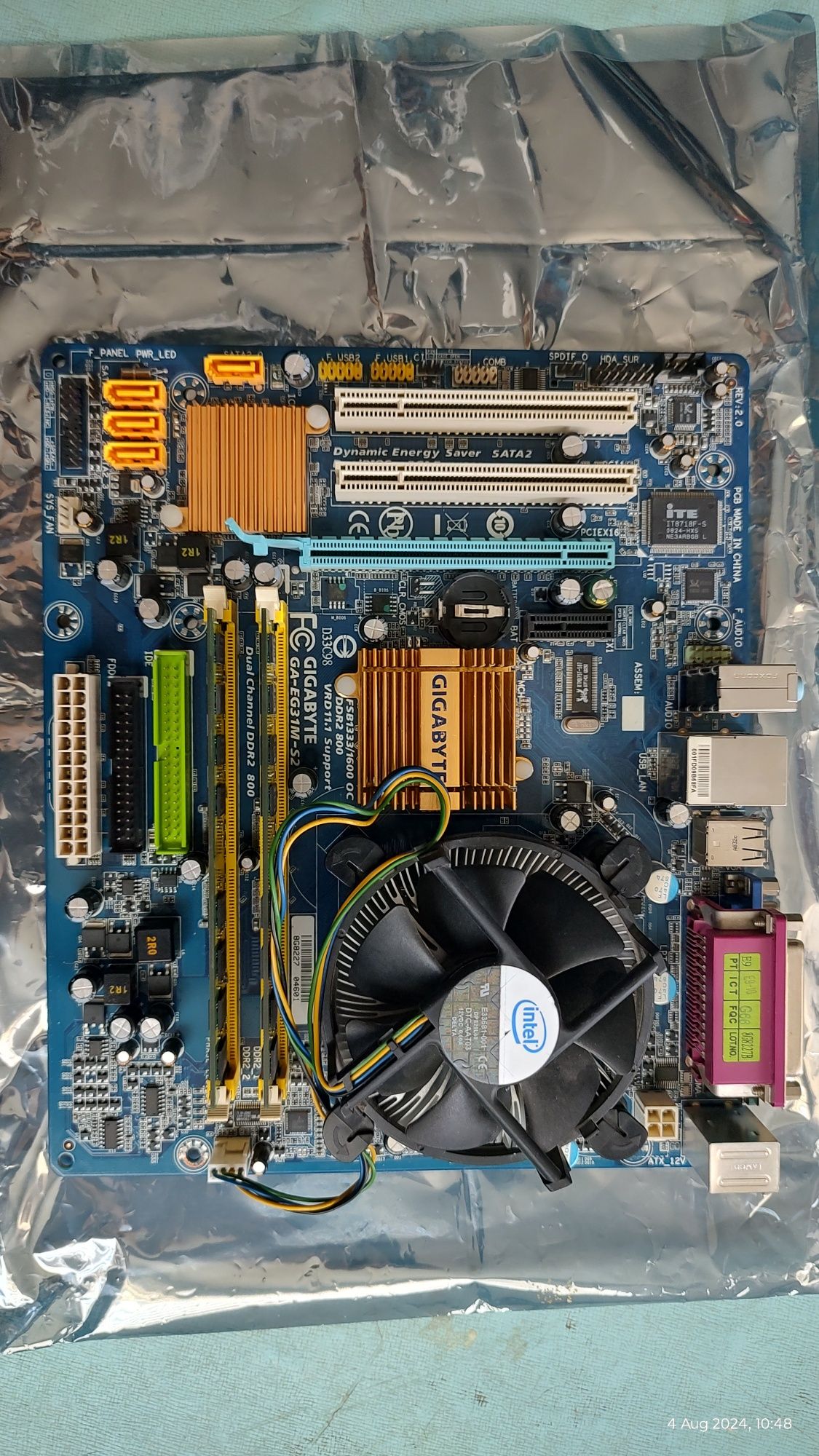 Placa de baza Gigabyte cu procesor Intel și memorie RAM Kingston