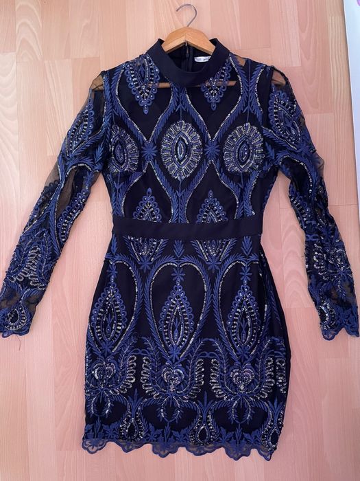 Тъмносиня рокля с ръкави