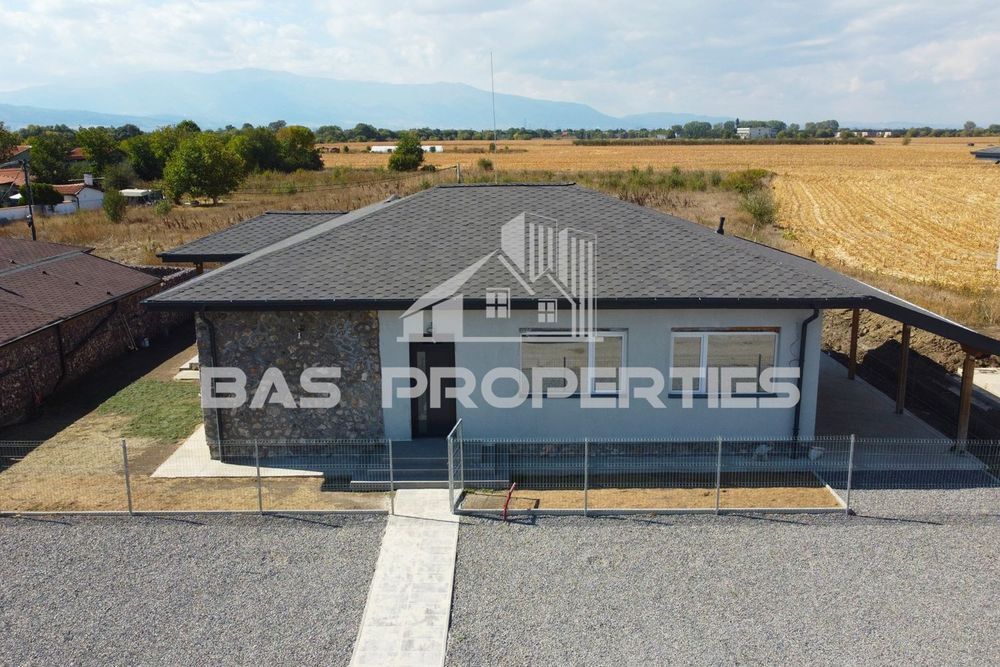 Къща в София, област-с.Равно поле площ 184