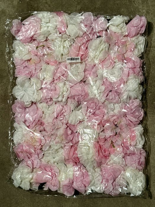 Цветна стена от декоративни пана с изкуствени цветя