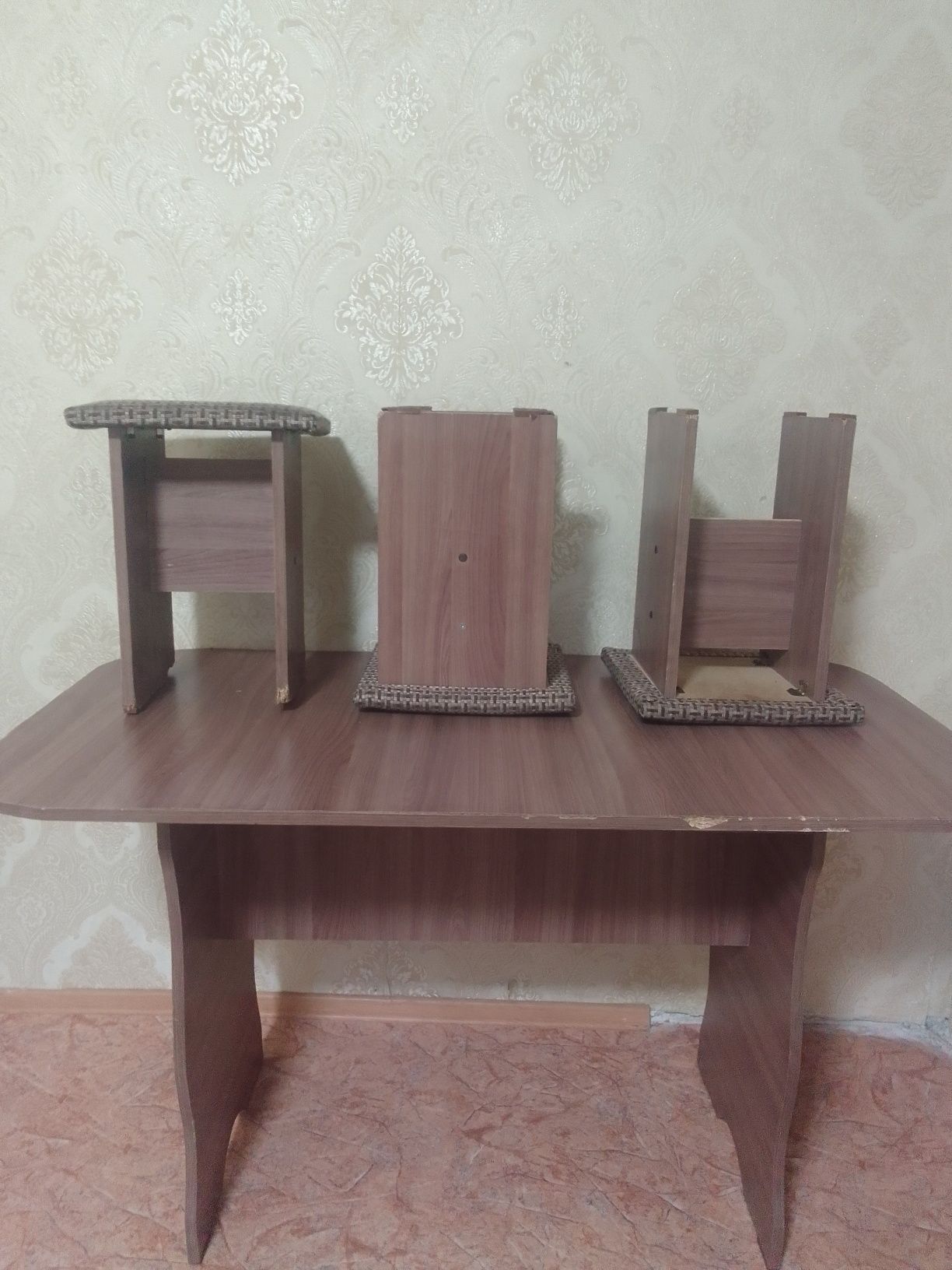 Стол и 3 табурета