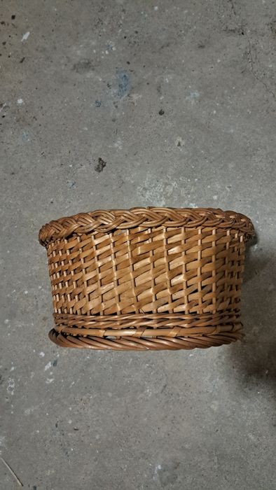 Coș împletit din răchită