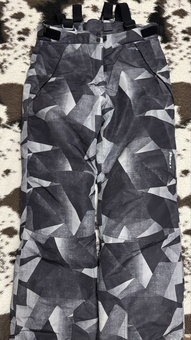 Продам горнолыжные штаны на мальчика в отличном состояние