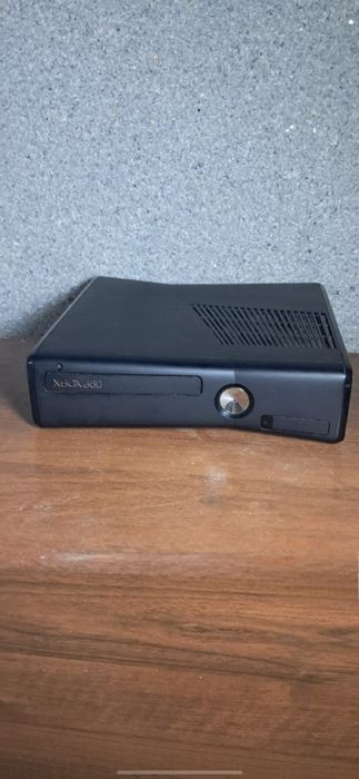 Xbox 360 slim
В комплекте 2 гимпада 2 зарядки
Блок питания и кинэкт
Ес