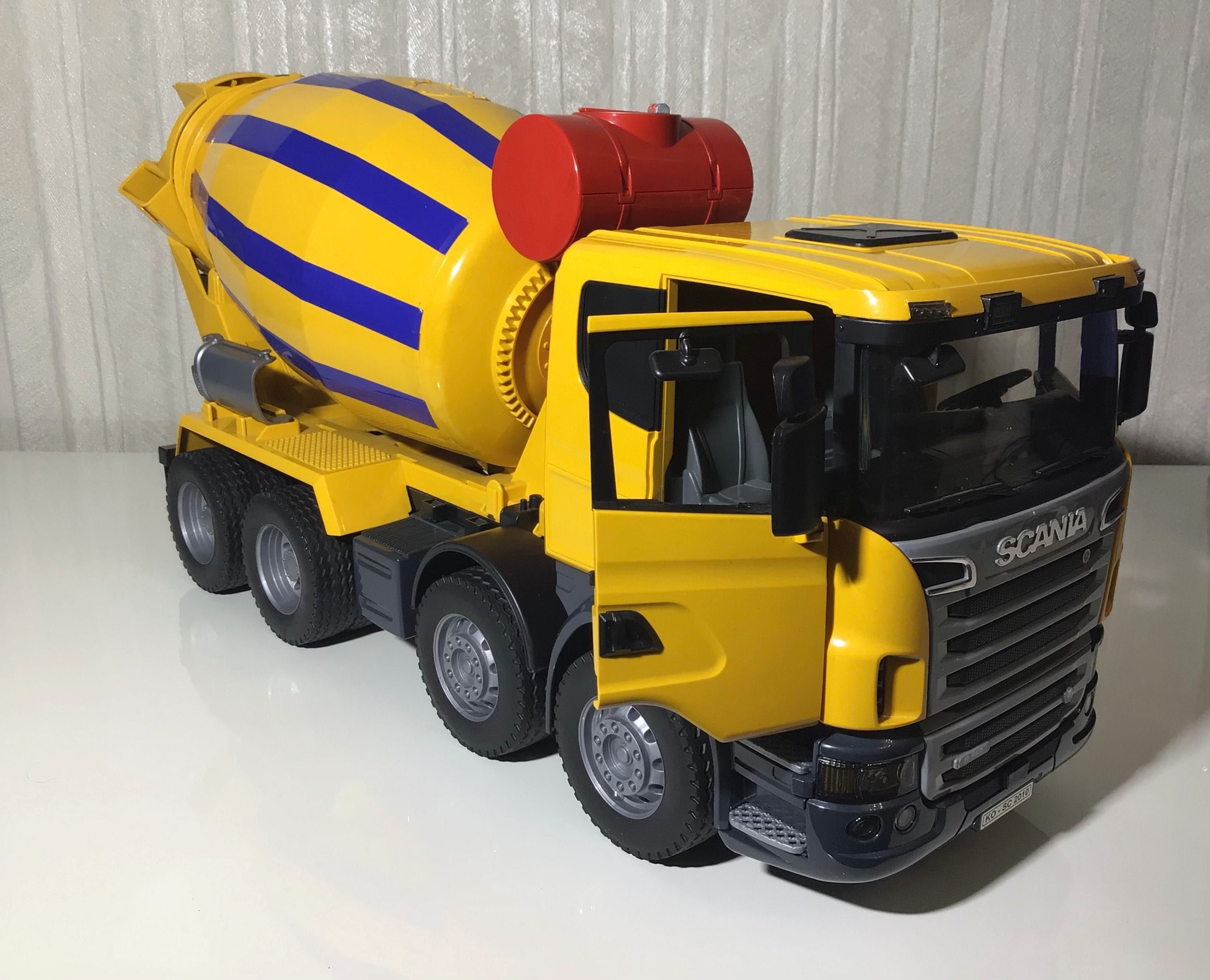 Бетономешалка Scania цвет жёлто синий