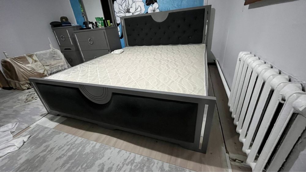 Двуспальная кровать с матрасом