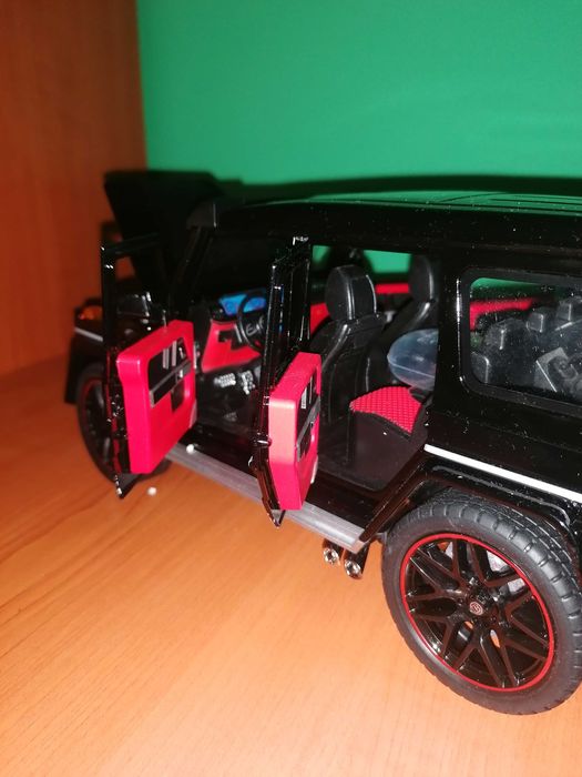 Метални колички с отварящи се врати, работещи фарове и звук от двигате