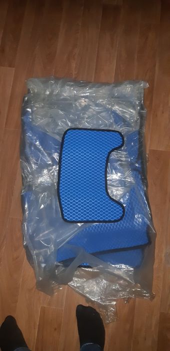 Коврик новый для машины. Новый коврик