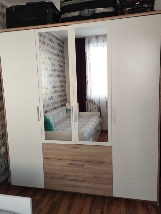 Гардероб четирикрилен с огледало.