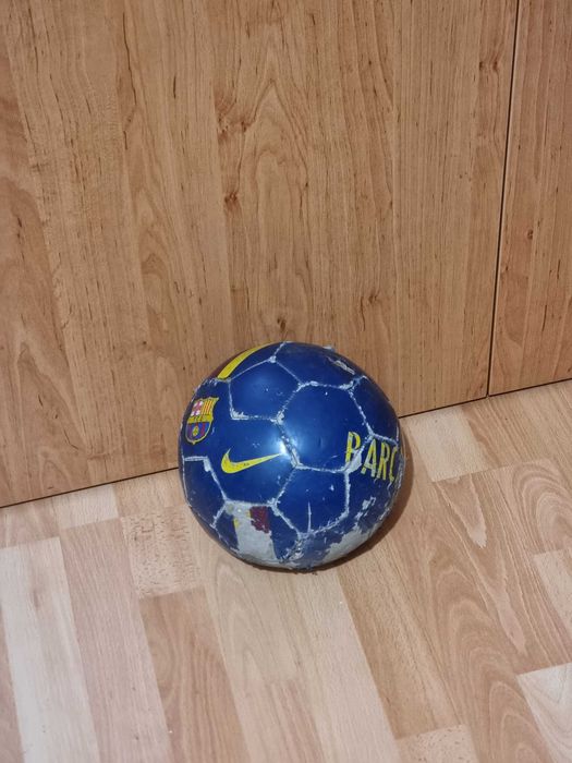 minge de fotbal si tenis cu piciorul nike barcelona