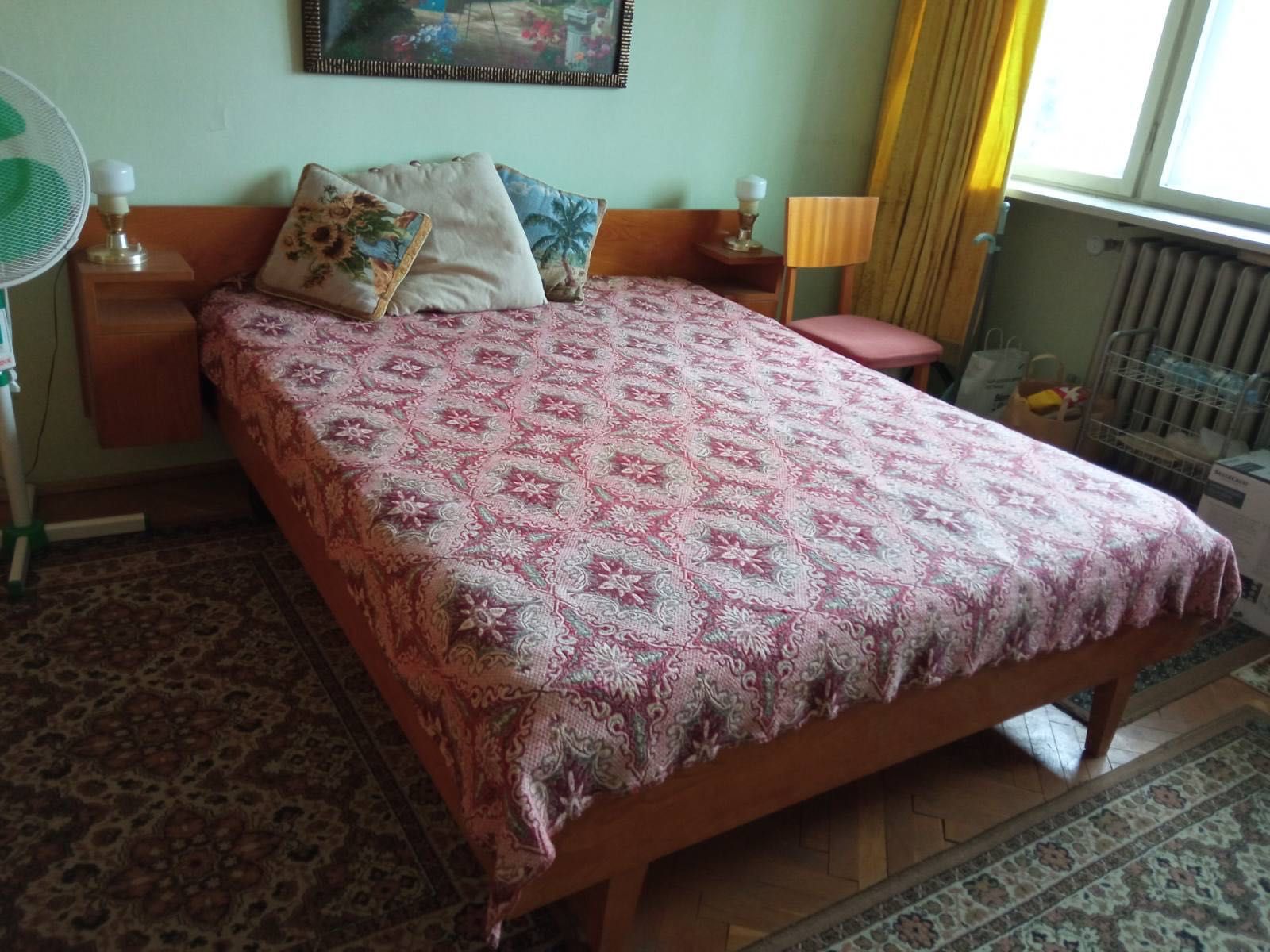 Спалня и две единични легла