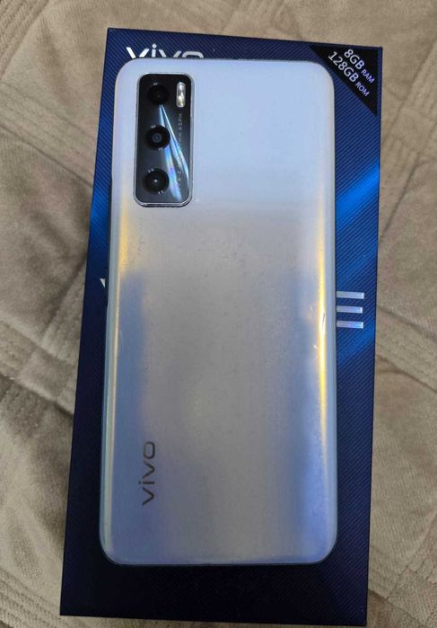 Продается мобильный телефон VIVO V20SE