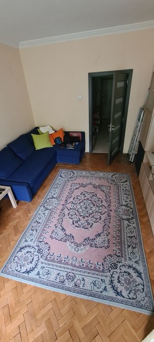 Къси плътни  пердета и килим