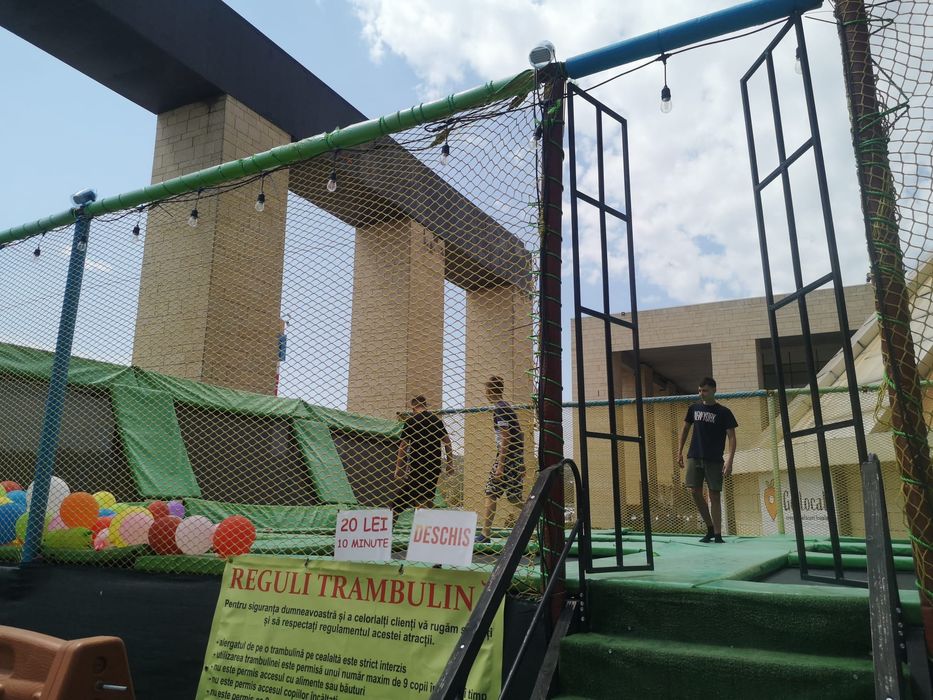 Vând trambulina elastica pentru copii