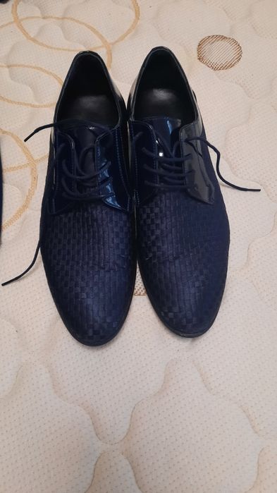 Продавам костюм и обувки на Теодор