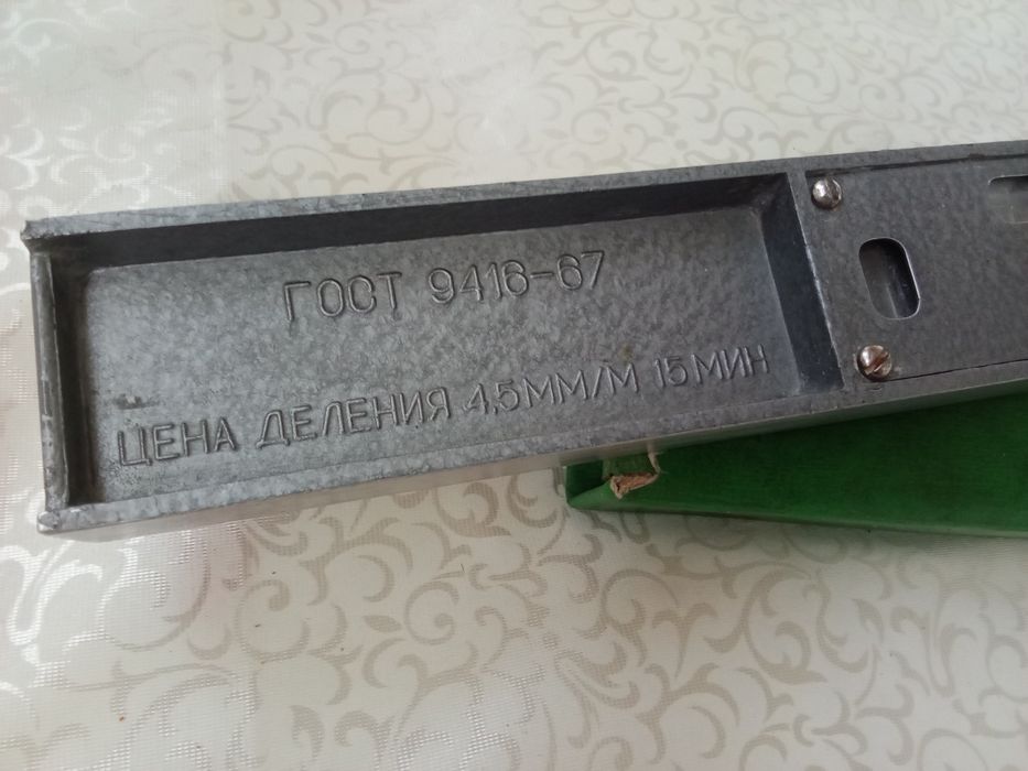 Уровень , ножницы Зингер , надфиля алмазные  , тиски СССР