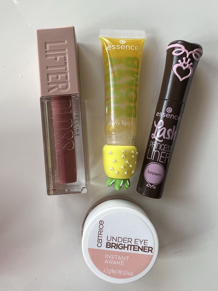Гримове, козметика на Chanel, MAC, Clarins, Benefit, LANCOME