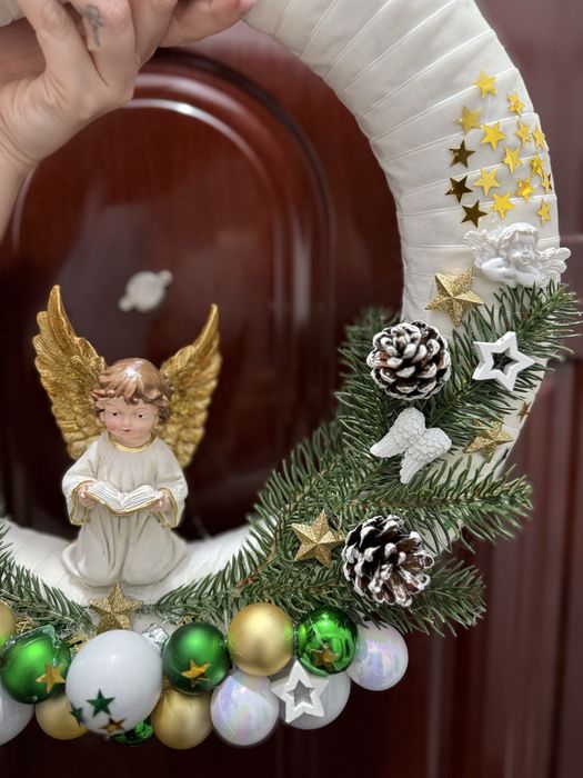 Coronita decorativa de Craciun Hand Made cu catifea alba