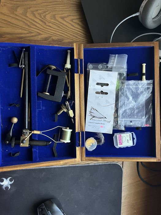 Menghina pentru facut muste cu tot cu materiale pt nimfe si nu numai