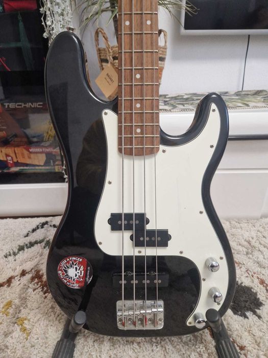 Vand chitara Bass Squier Standard din 2005 made in Indonesia.