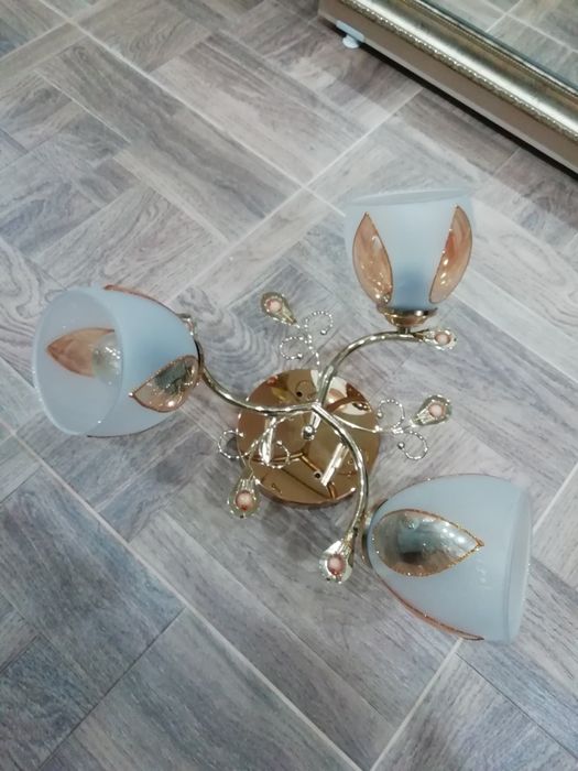 Продам потолочную люстру.