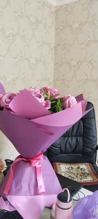 Букет цветов из роз пиона