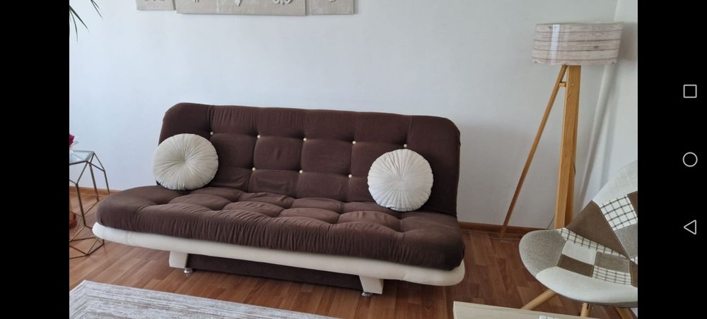 Canapea extensibila maro și măsuță