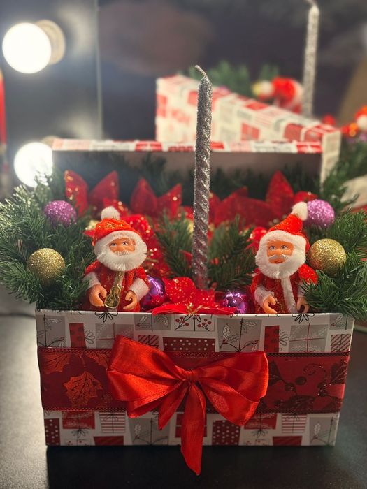 Cutie de Crăciun cu Moşuleți și lumânare