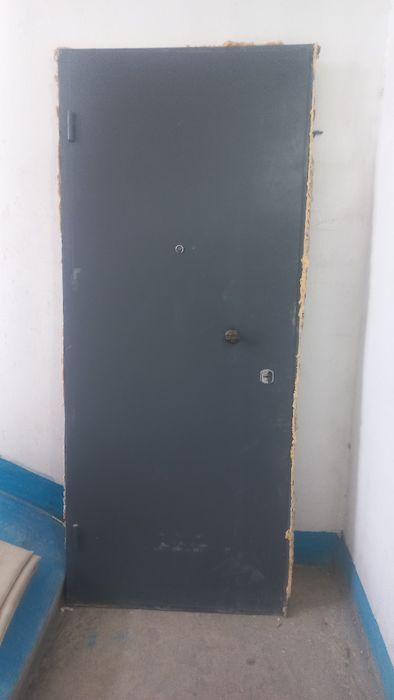 Темір сыртқы есік сатылады  екі кітімен  жағдайы жақсы .