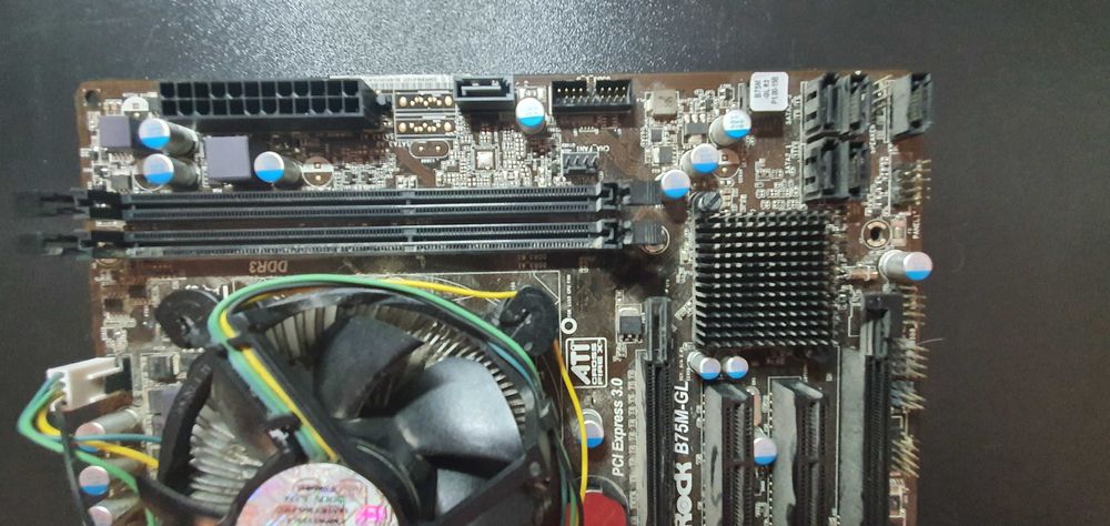 Se vinde Placă de bază mATX - ASRock B75M-GL + procesor i5-2400 3,1Ghz
