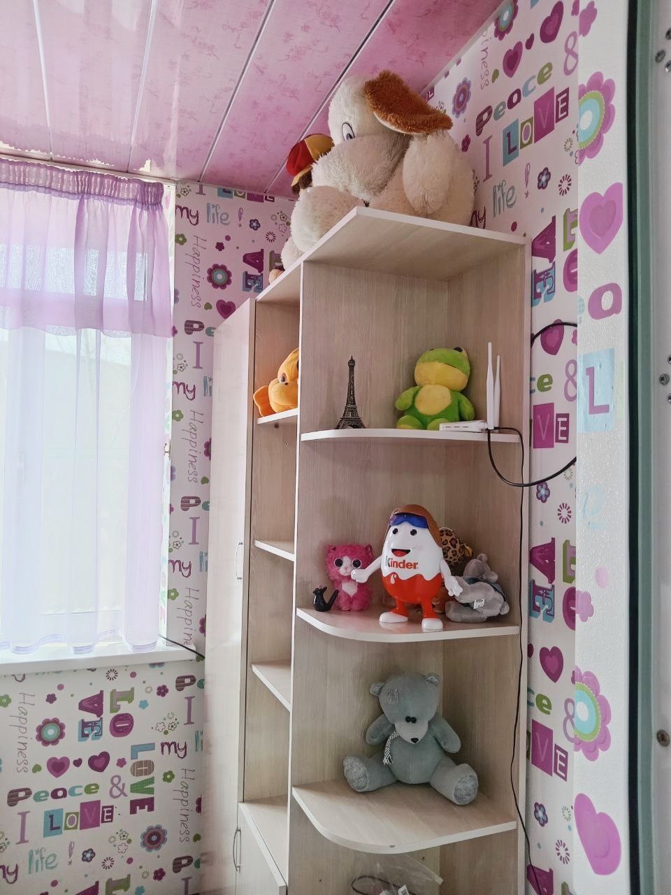 кровать со столом и лестницей и шкаф с полками