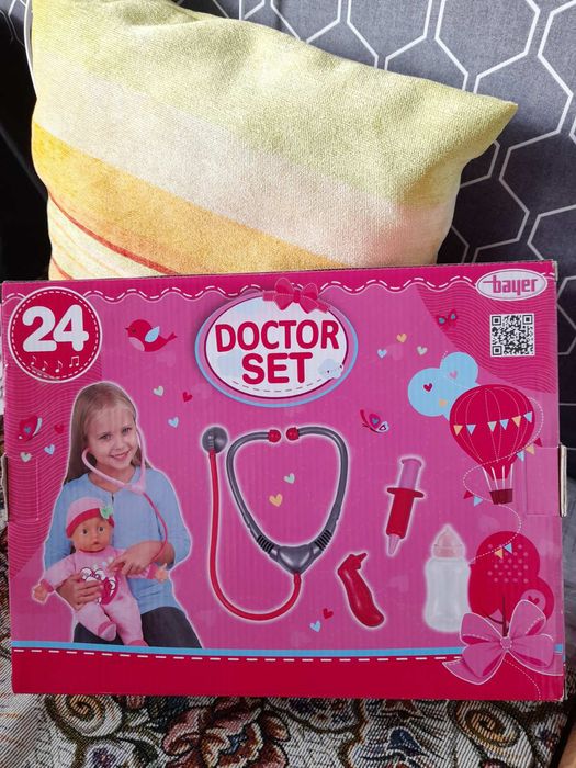 Кукла бебе и кукла с лекарски принадлежности