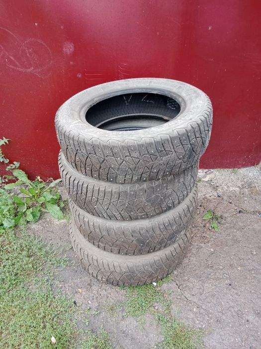 Продаю зимние шипованные шины Goodyear.