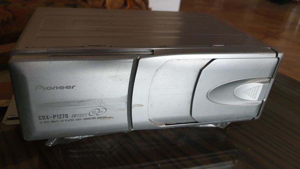 Продается автомагнитола PIONEER KEH-P4025 в комплекте с CD-ченжером .