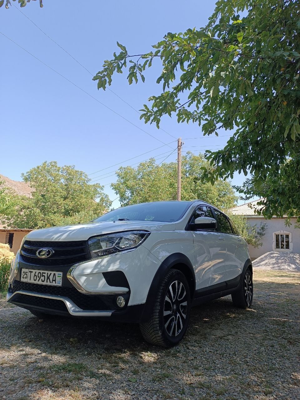 Lada Xrayy Cross