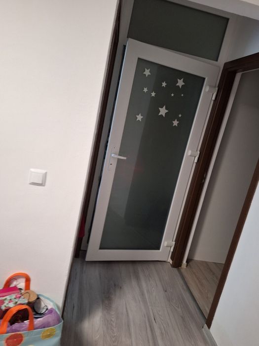 Dau spre inchiriere apartament cu trei camere