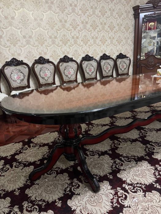 Стол и стулья для гостинной