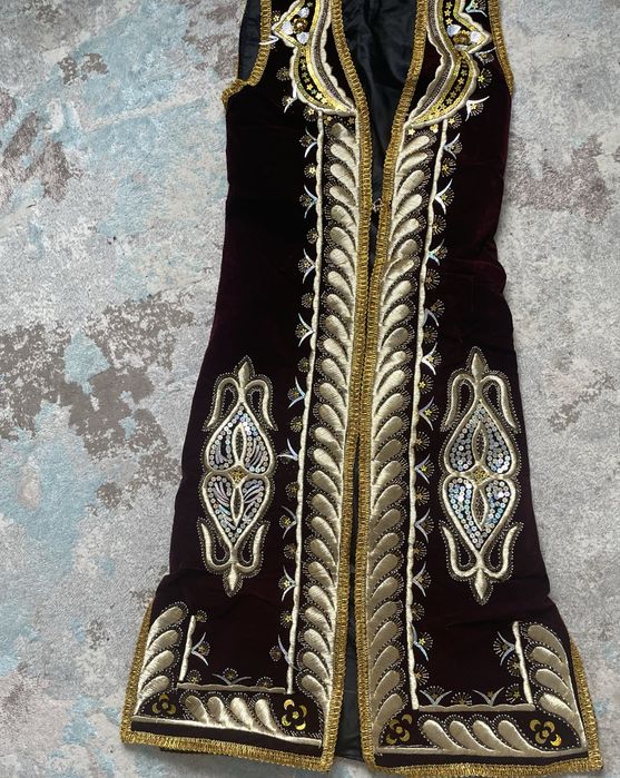 Казахша камзол (бешпет) сатылады. Таза, 1-2 рет килген оте адеми