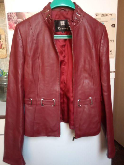 Продам кожанку красного цвета