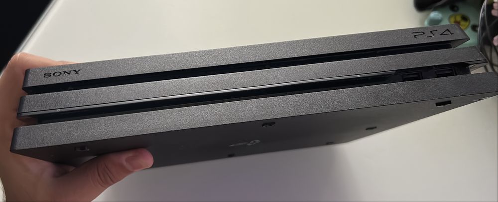 Vand PS4 PRO + un controller
