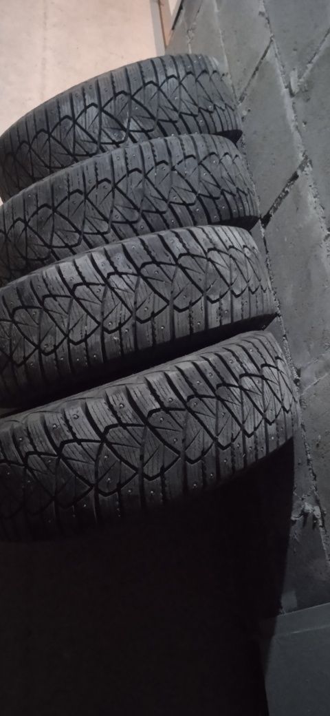 Goodyear205*55 *R16 шипованные с дисками