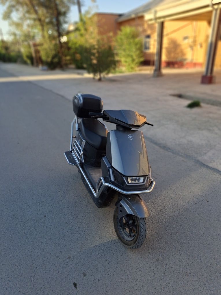 Skuter sotiladi xolati ideal 5marta zaryadkaga qoyilgan