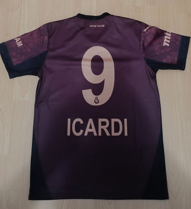 Продавам Тениска на Галатасарай