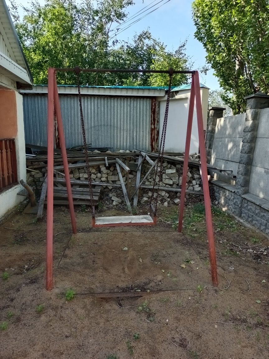 Срочно продам качели